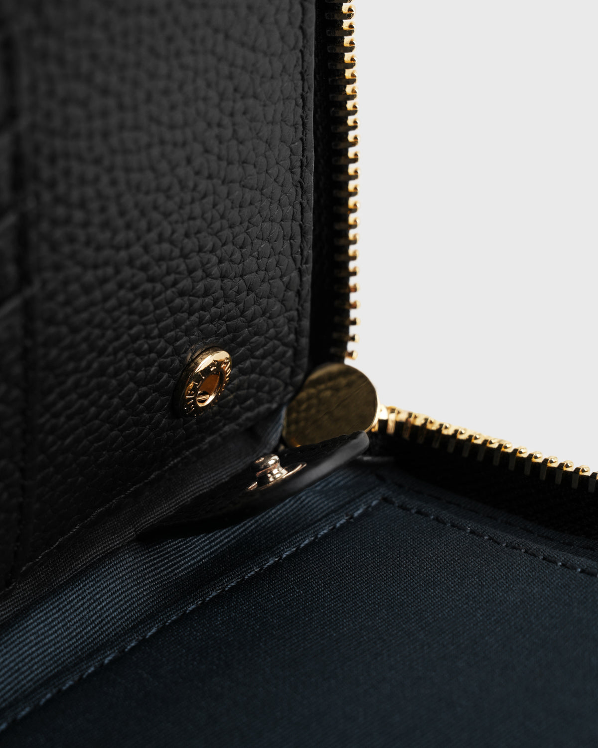 Aimee L-zip Wristlet Clutch (Black)